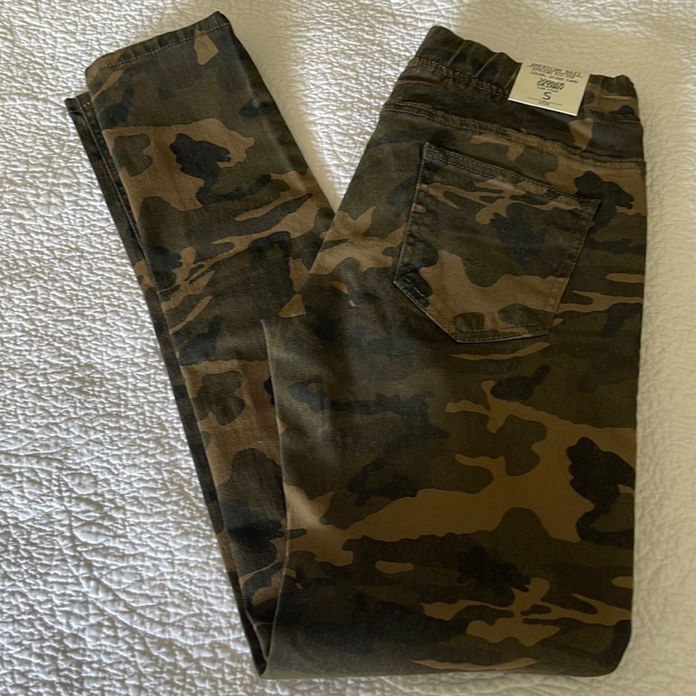 NWT American Bazi Olive Camo, Jogger Skinny low rise.  Size small
